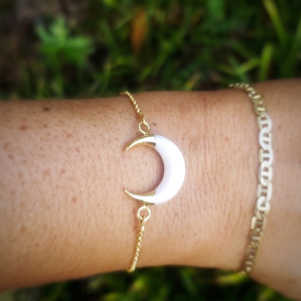 18K Moon Natural Shell Crescent Moon Bracelet
